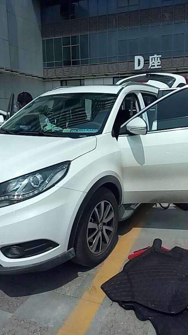 2017年4月11日東風風光越野車汽車除甲醛施工治理現場